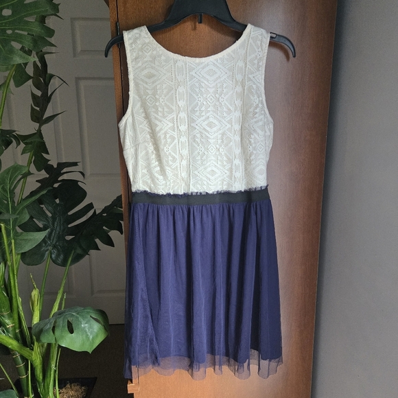 Speechless Blue and Cream Sleeveless Scoop Neck Mini Dress Size 11 - Picture 1 of 5